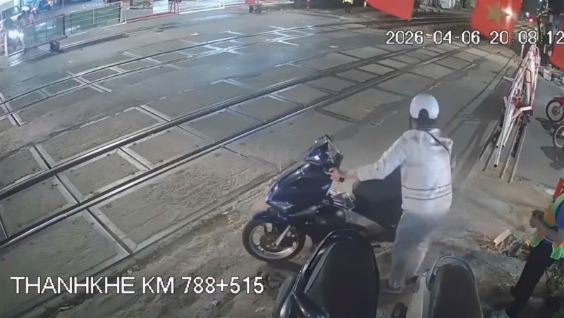 Vượt đèn đỏ, áp sát đường ray, còn hành hung nhân viên gác chắn -0
