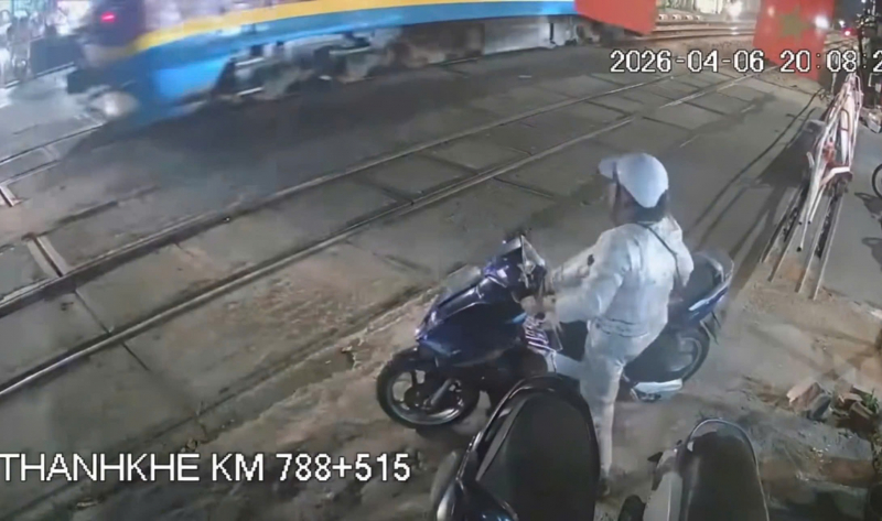 Vượt đèn đỏ, áp sát đường ray, còn hành hung nhân viên gác chắn -1