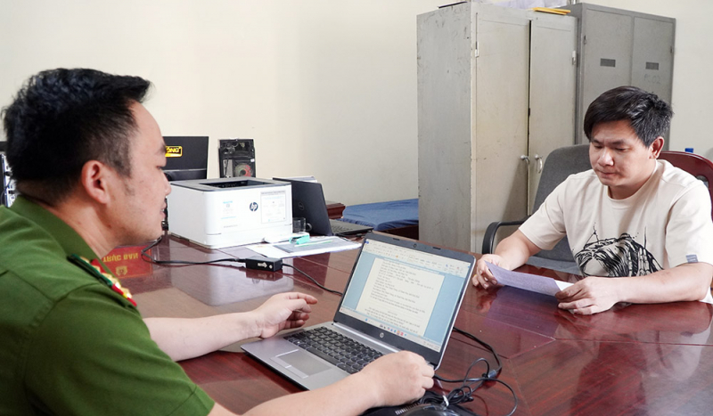 Vận động đối tượng truy nã ra đầu thú -0