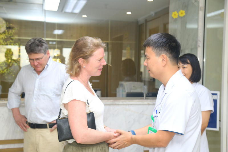 Tri ân cô gái người Anh hiến tạng cứu sống 3 người Việt Nam -0