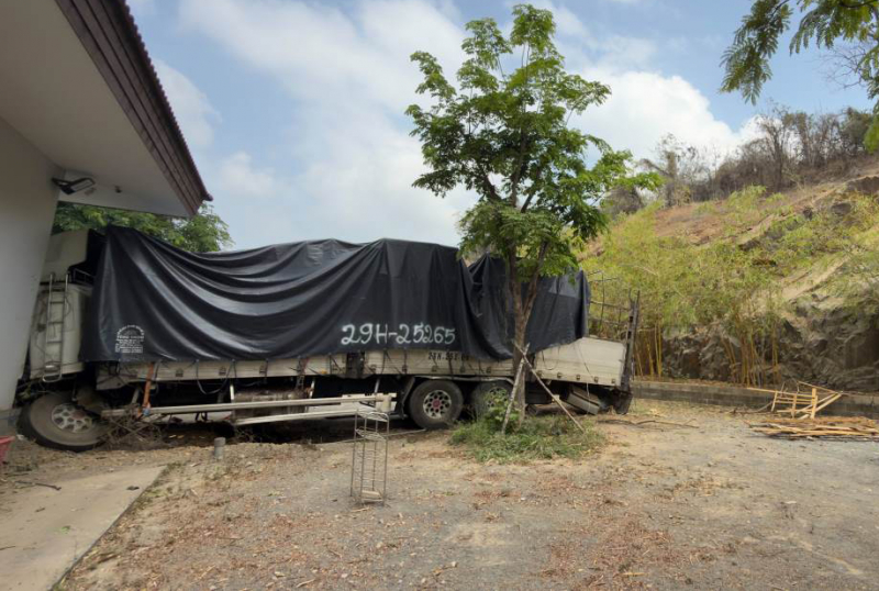 Xe tải nghi tụt dốc từ núi Tà Zôn, tông vào nhà ăn khiến 3 người tử vong -0