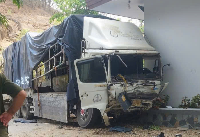 Xe tải nghi tụt dốc từ núi Tà Zôn, tông vào nhà ăn khiến 3 người tử vong -0