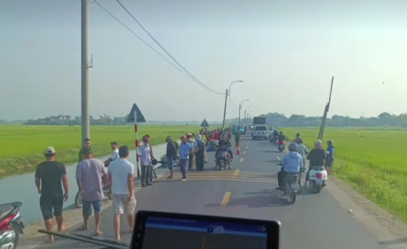 Va chạm giữa taxi với xe máy trên quốc lộ 29, hai người thương vong -0