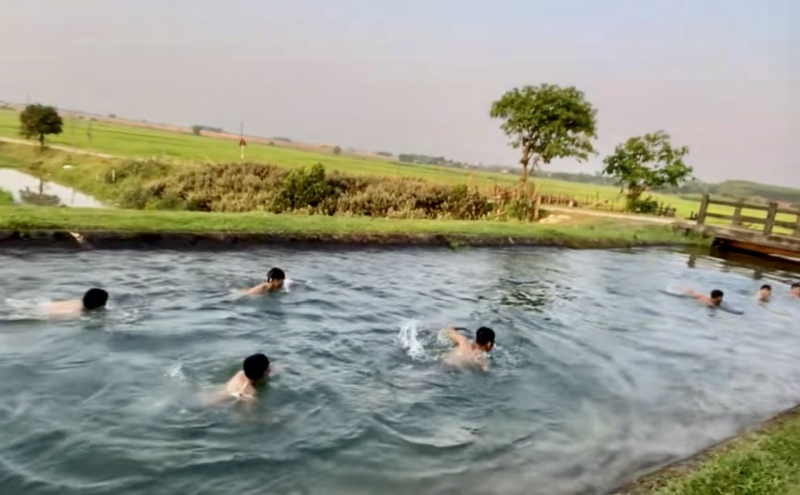 Phụ huynh lơ là, trẻ em đuối nước thương tâm trên kênh rạch -0