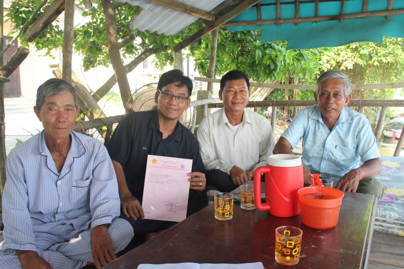 Niềm vui của người dân khu định cư ở Huế khi nhận được sổ đỏ sau hơn 30 năm chờ đợi -0