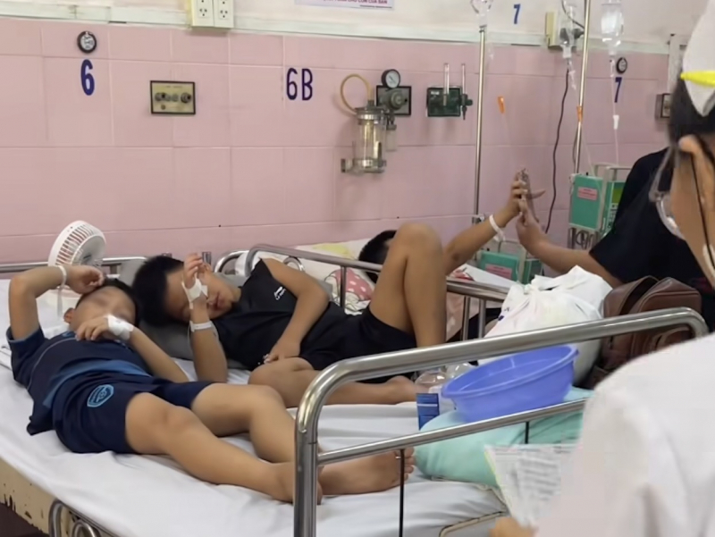 Hơn 100 học sinh ở TP Hồ Chí Minh có triệu chứng ngộ độc thực phẩm -0