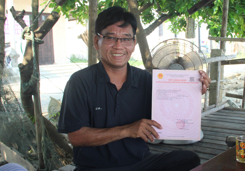 Niềm vui của người dân khu định cư ở Huế khi nhận được sổ đỏ sau hơn 30 năm chờ đợi -0