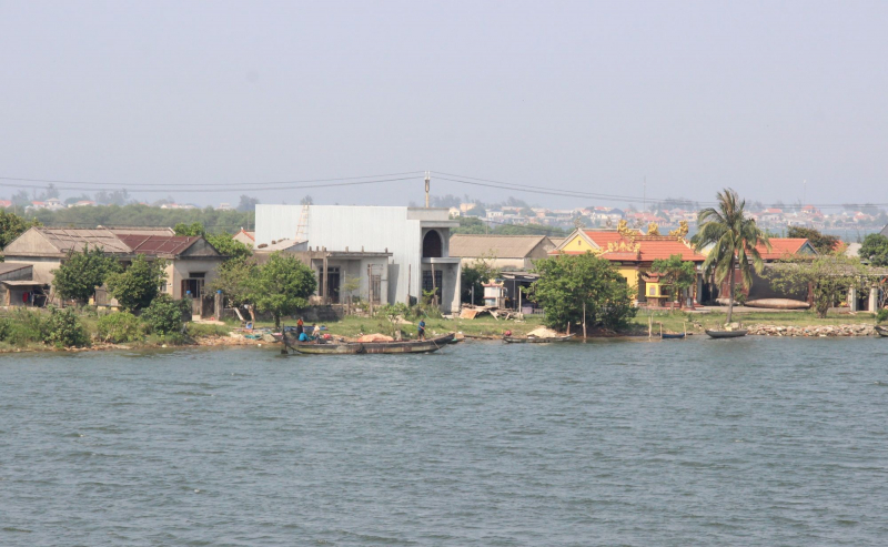 Niềm vui của người dân khu định cư ở Huế khi nhận được sổ đỏ sau hơn 30 năm chờ đợi -0