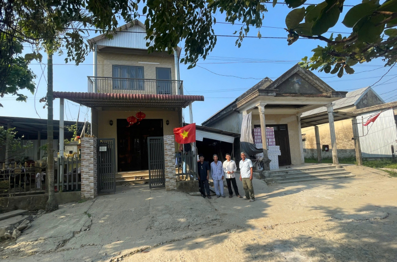 Niềm vui của người dân khu định cư ở Huế khi nhận được sổ đỏ sau hơn 30 năm chờ đợi -0