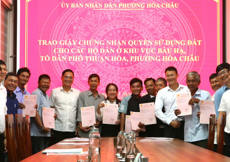 Niềm vui của người dân khu định cư ở Huế khi nhận được sổ đỏ sau hơn 30 năm chờ đợi -0