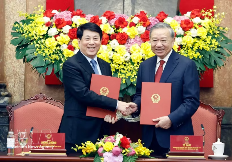Task handover ceremony held between Party General Secretary, State President To Lam and former State President Luong Cuong -0