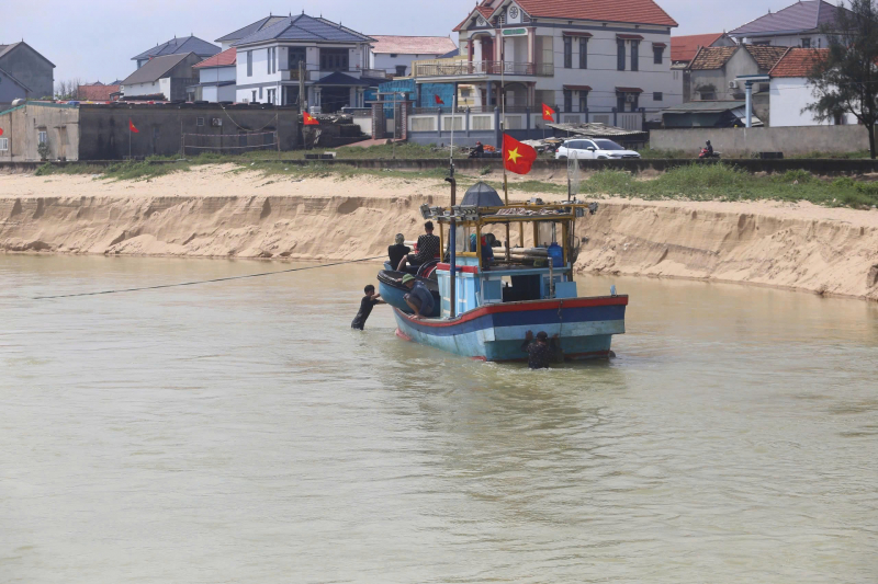  Ngư dân xót xa nhìn biển khi cửa biển bị bồi lấp chặn lối ra vào -0