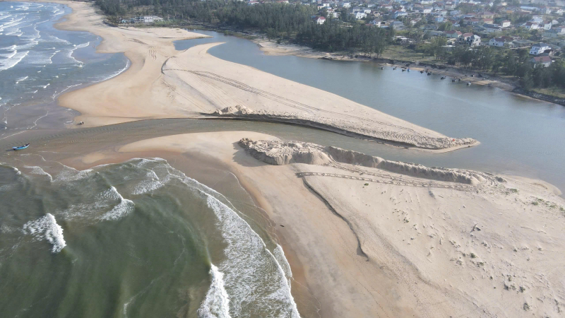  Ngư dân xót xa nhìn biển khi cửa biển bị bồi lấp chặn lối ra vào -0