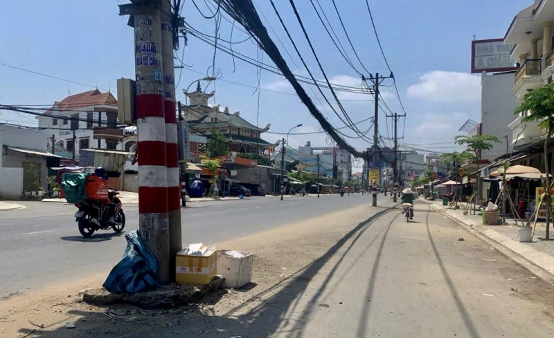 Thót tim vượt gần 200 “chướng ngại vật” trên đường Nguyễn Thị Định -0