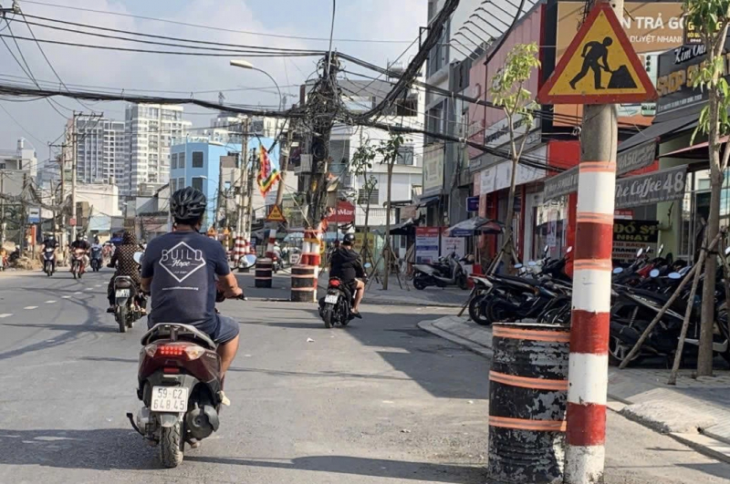 Thót tim vượt gần 200 “chướng ngại vật” trên đường Nguyễn Thị Định -5