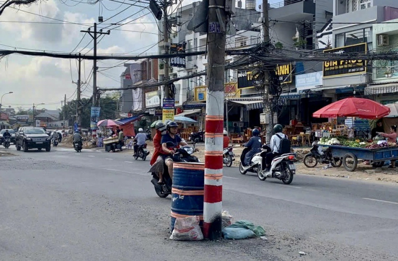 Thót tim vượt gần 200 “chướng ngại vật” trên đường Nguyễn Thị Định -7