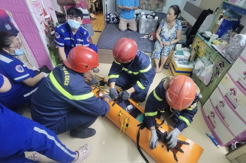 Người đàn ông nguy kịch trên tầng 2 đươc cứu hộ giải cứu -0