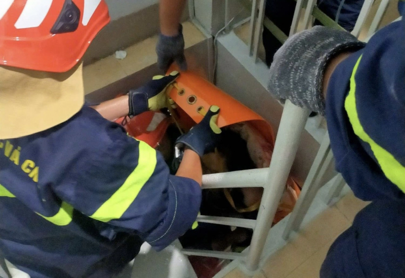 Người đàn ông nguy kịch trên tầng 2 đươc cứu hộ giải cứu -1