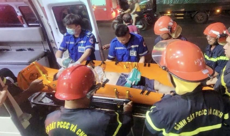 Người đàn ông nguy kịch trên tầng 2 đươc cứu hộ giải cứu -0