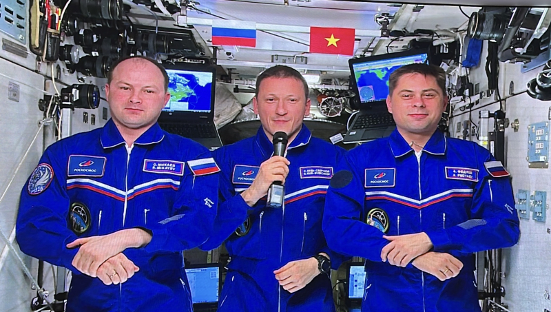 Các phi hành gia trên Trạm Vũ trụ Quốc tế gửi lời chào Việt Nam -0