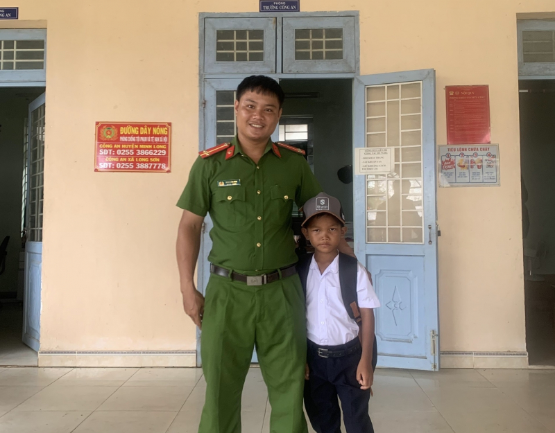 Nơi những đứa trẻ H’re mồ côi gọi Công an xã là cha -0