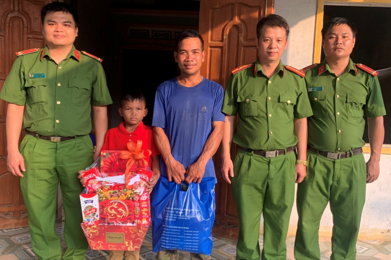 Nơi những đứa trẻ H’re mồ côi gọi Công an xã là cha -0