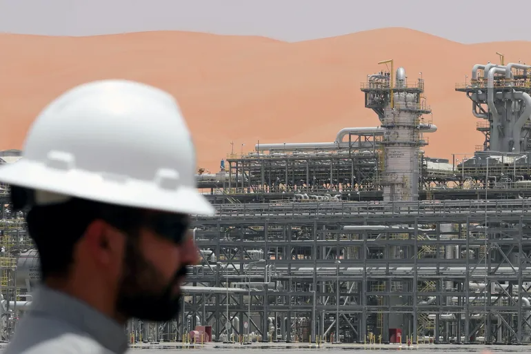 Nhiều cơ sở năng lượng Arab Saudi bị tấn công, giá dầu biến động -0