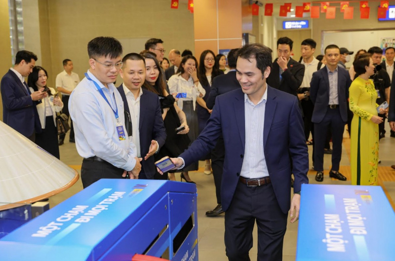 VNPT Money và Hà Nội Metro ra mắt “Tiện ích Metro” đi tàu điện không tiền mặt -1