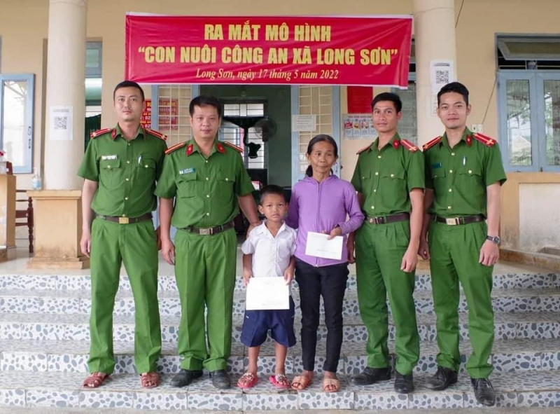 Nơi những đứa trẻ H’re mồ côi gọi Công an xã là cha -0