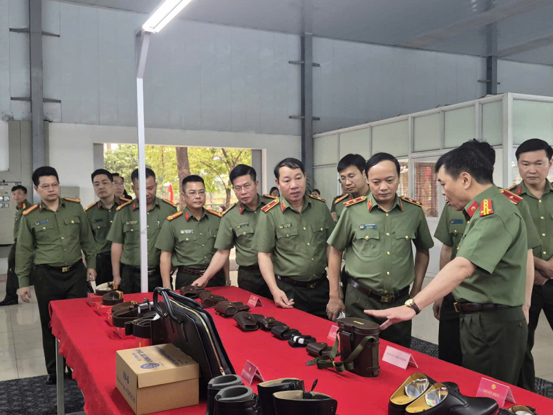Deputy Minister Dang Hong Duc inspects 19-5 Company -0