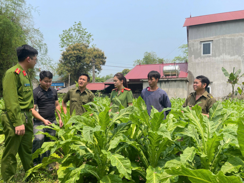 Gõ cửa từng nhà, đẩy lùi ma túy ở Nam Tuấn -0