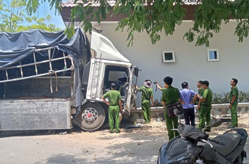 Khởi tố hình sự vụ xe tụt dốc tại triền núi Tà Zôn khiến 3 người tử vong -0