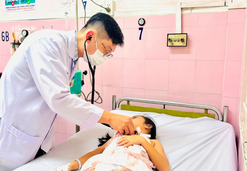 Số học sinh Trường Tiểu học Bình Quới Tây nghi ngộ độc đã tăng lên 148 ca  -1