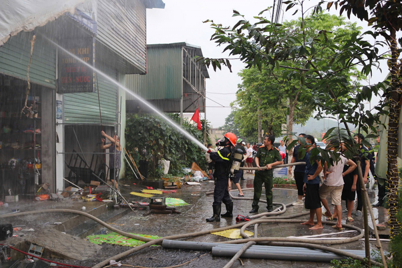 Khống chế đối tượng hung hãn cắt dây bình gas, thiêu rụi nhà hàng do mâu thuẫn -1