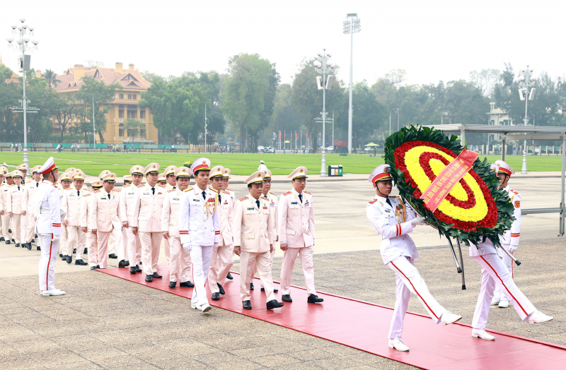 Đoàn đại biểu lực lượng Tham mưu Công an nhân dân vào Lăng viếng Bác -1