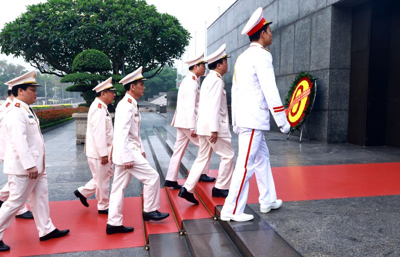 Đoàn đại biểu lực lượng Tham mưu Công an nhân dân vào Lăng viếng Bác -2