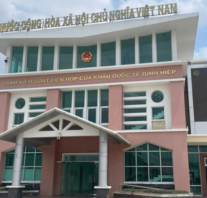 Phối hợp tiếp nhận 8 người Việt cư trú trái phép, tham gia lừa đảo xuyên quốc gia -0