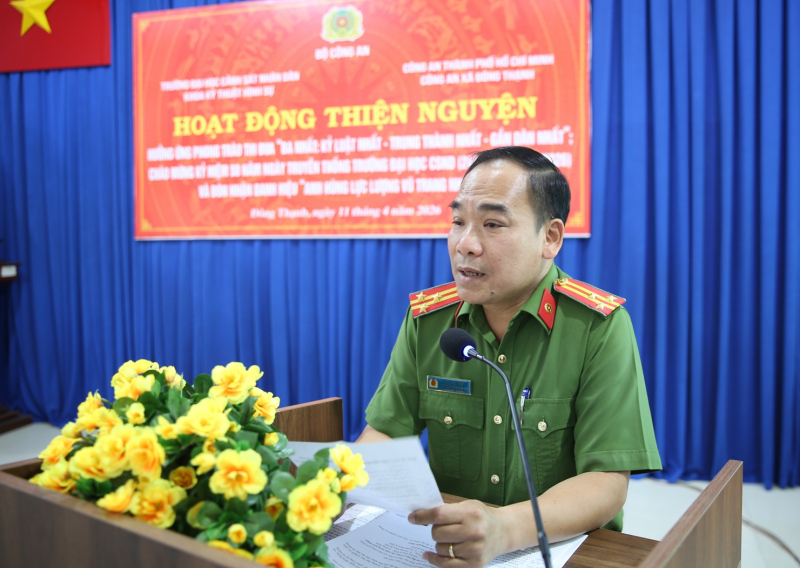 Trường Đại học CSND và Công an xã Đông Thạnh tặng quà cho 215 hộ dân khó khăn -0