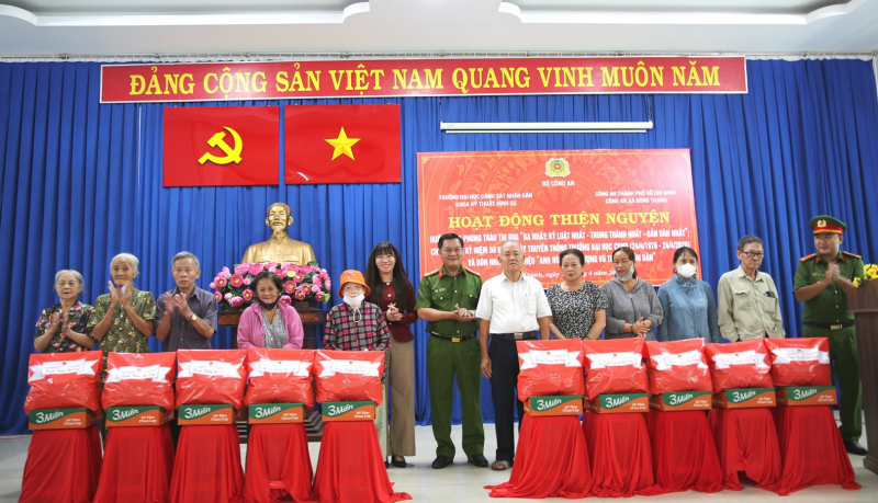 Trường Đại học CSND và Công an xã Đông Thạnh tặng quà cho 215 hộ dân khó khăn -1