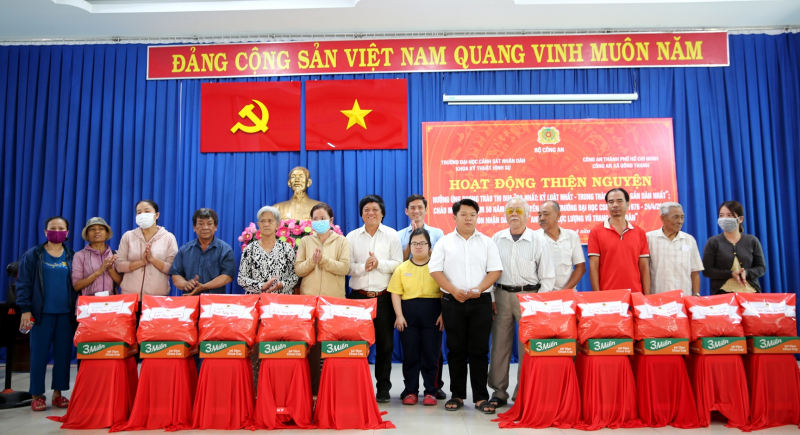 Trường Đại học CSND và Công an xã Đông Thạnh tặng quà cho 215 hộ dân khó khăn -4