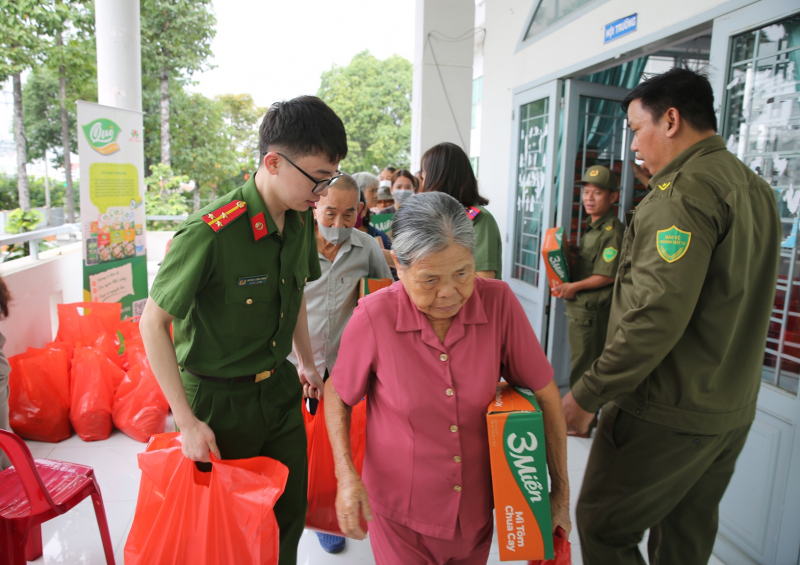 Trường Đại học CSND và Công an xã Đông Thạnh tặng quà cho 215 hộ dân khó khăn -7