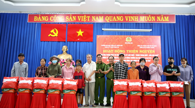 Trường Đại học CSND và Công an xã Đông Thạnh tặng quà cho 215 hộ dân khó khăn -9
