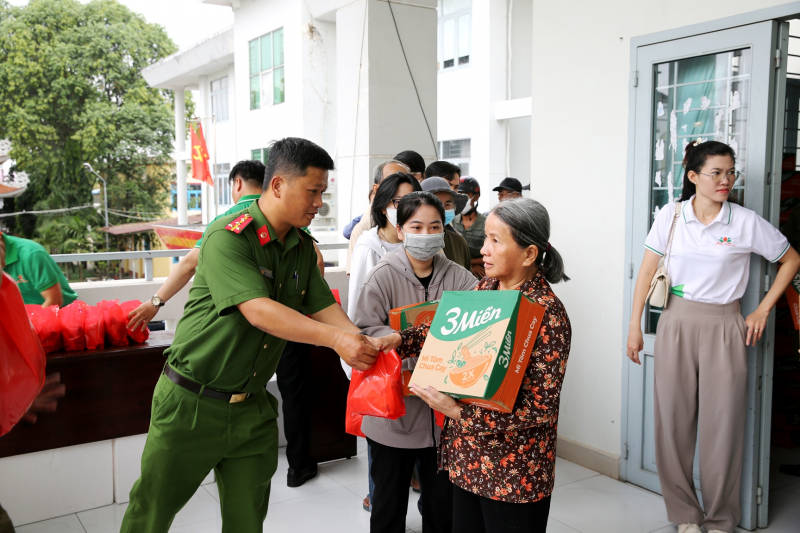 Trường Đại học CSND và Công an xã Đông Thạnh tặng quà cho 215 hộ dân khó khăn -0