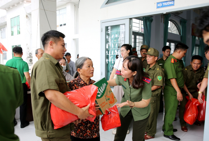 Trường Đại học CSND và Công an xã Đông Thạnh tặng quà cho 215 hộ dân khó khăn -0