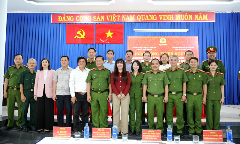 Trường Đại học CSND và Công an xã Đông Thạnh tặng quà cho 215 hộ dân khó khăn -0