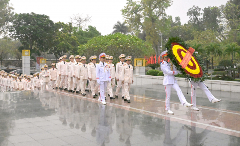 Đoàn đại biểu lực lượng Tham mưu Công an nhân dân vào Lăng viếng Bác -0