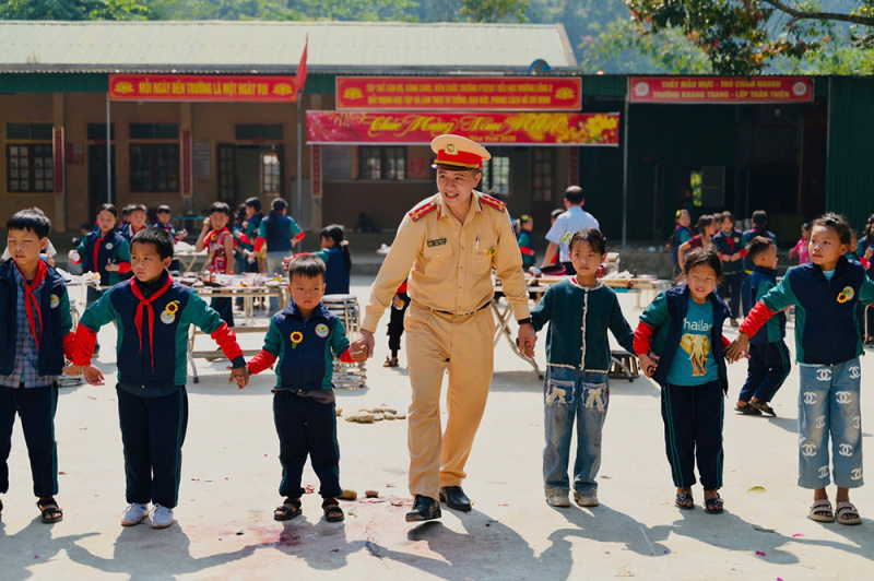 CSGT Công an Nghệ An mang bài học giao thông đến trẻ em vùng cao -0