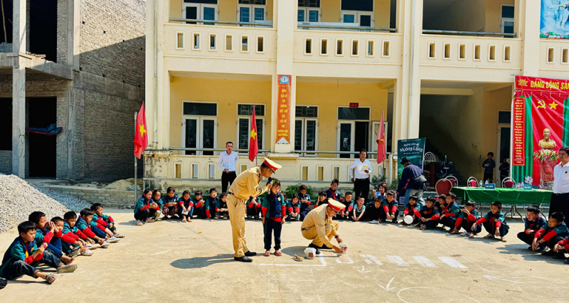 CSGT Công an Nghệ An mang bài học giao thông đến trẻ em vùng cao -0