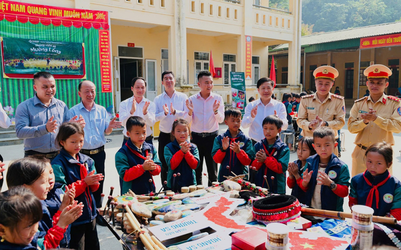 CSGT Công an Nghệ An mang bài học giao thông đến trẻ em vùng cao -0