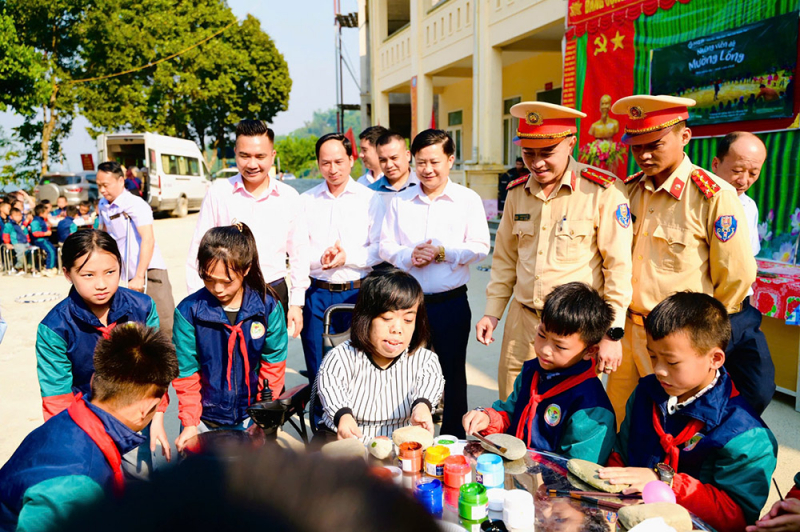 CSGT Công an Nghệ An mang bài học giao thông đến trẻ em vùng cao -0
